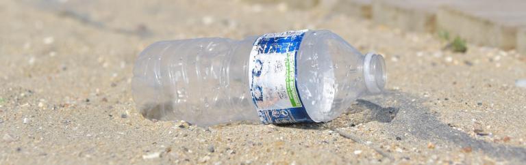 Déchet plastique sur la plage du Havre